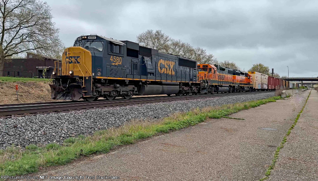 CSX 4580 leads M370.